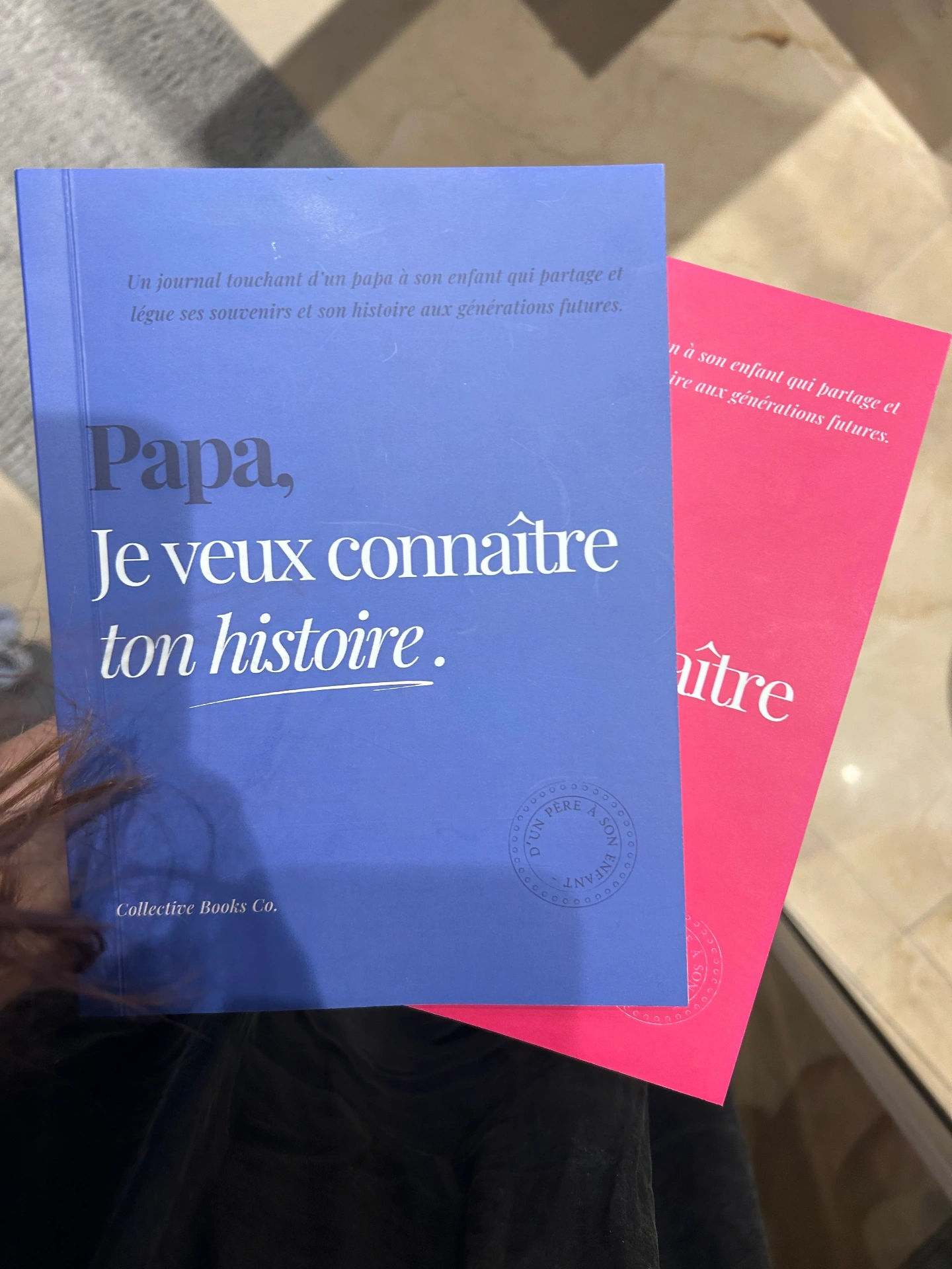 Client heureux feuilletant son journal de souvenirs Collective Books Co.