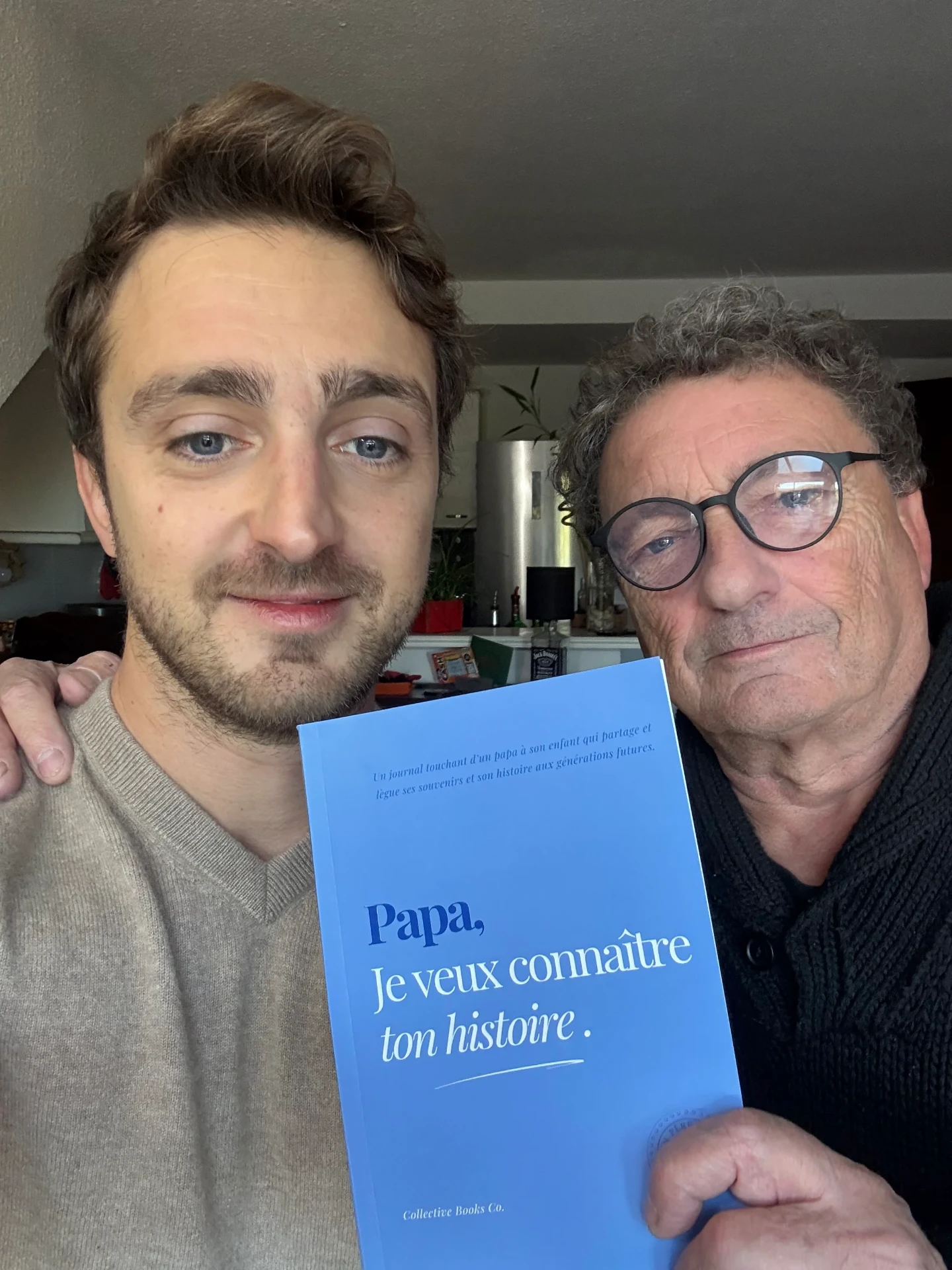 Client heureux feuilletant son journal de souvenirs Collective Books Co.