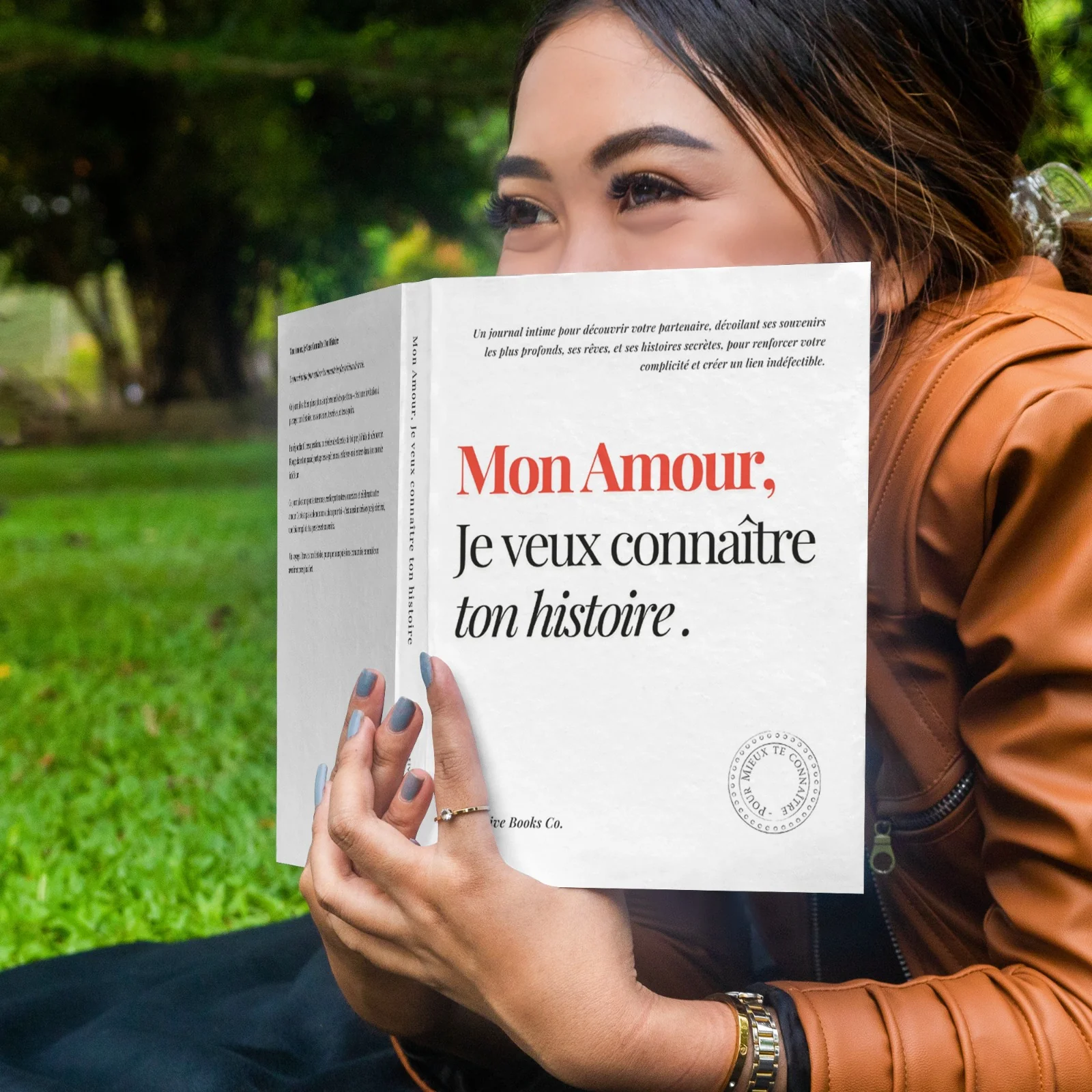 Client heureux feuilletant son journal de souvenirs Collective Books Co.