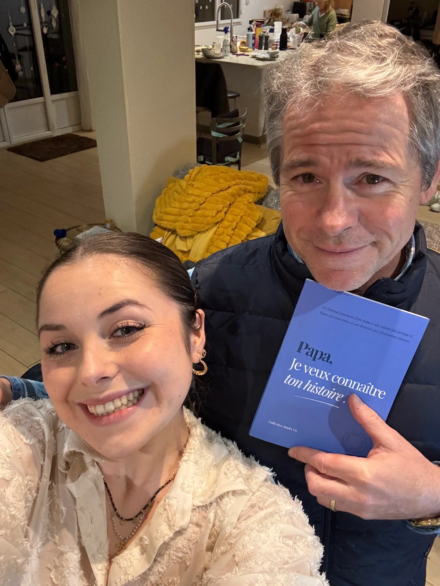 Client heureux feuilletant son journal de souvenirs Collective Books Co.